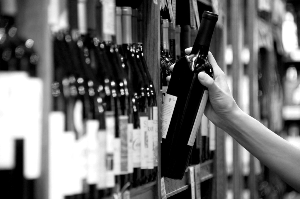 Pensar como o consumidor: na imagem um cliente escolhe um rótulo de vinho