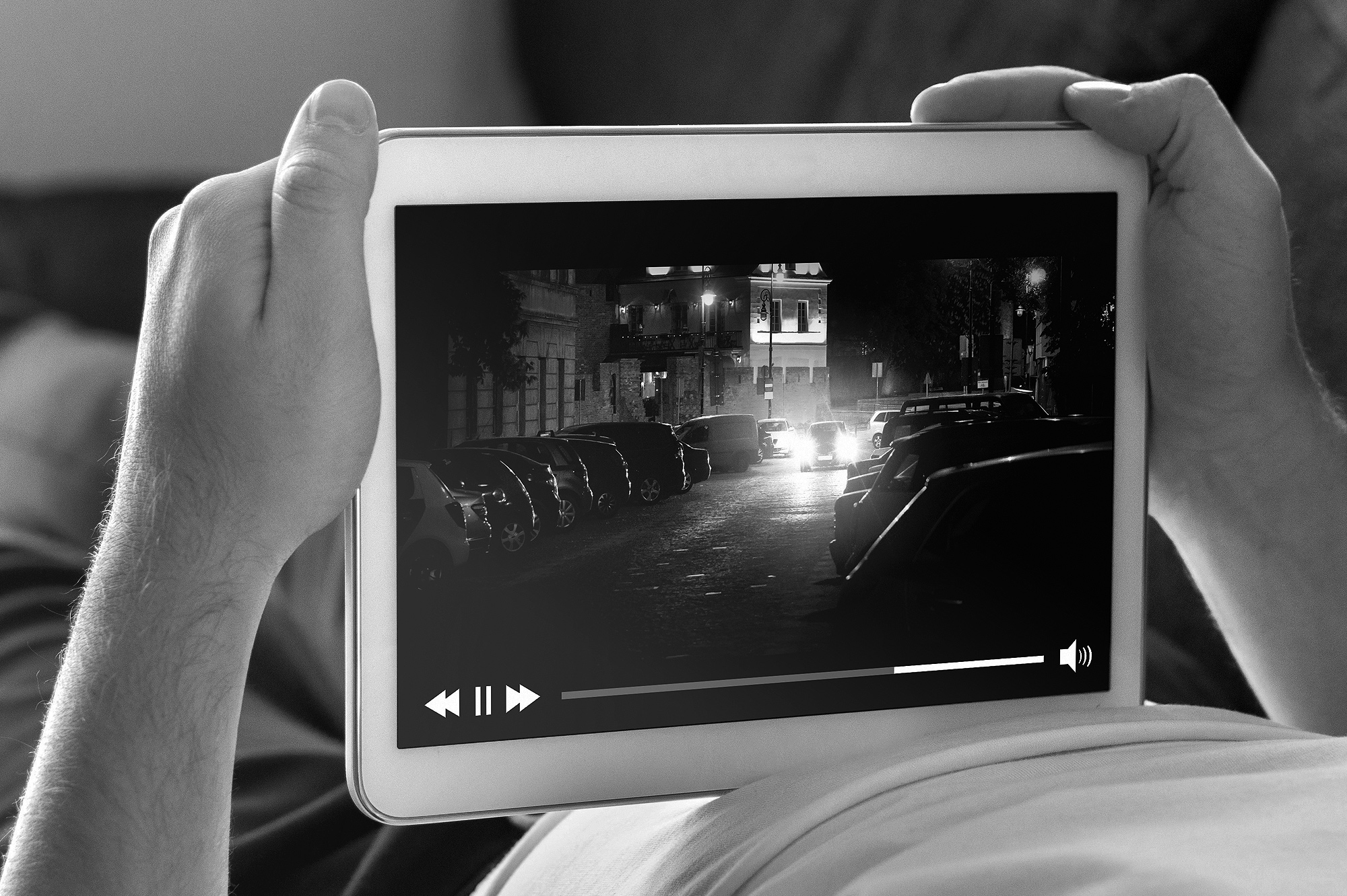 Websérie para marcas: na foto vemos um consumidor assistindo conteúdo em um tablet